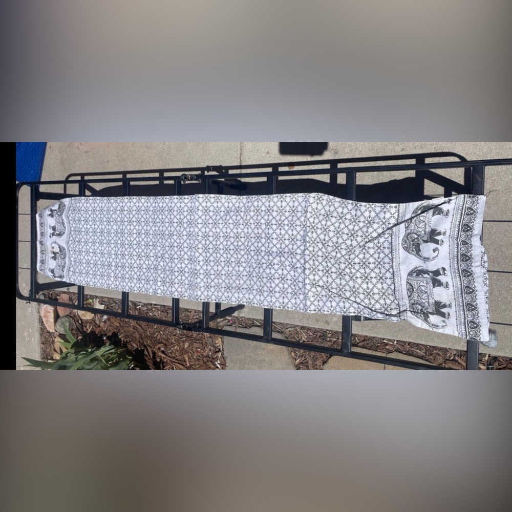 Elephant table runner - Picture 1 of 3